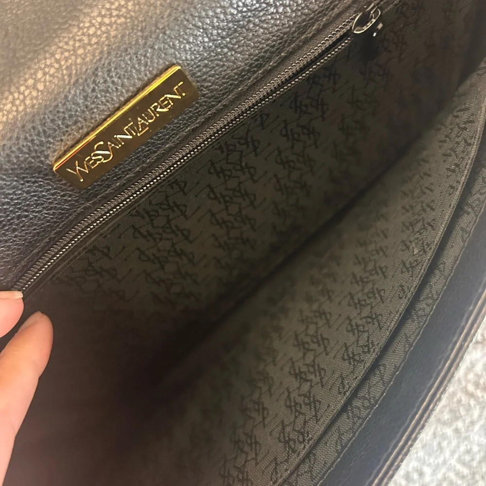 Elegant Black Crossbody with Gold Details - Picture 8 of 9